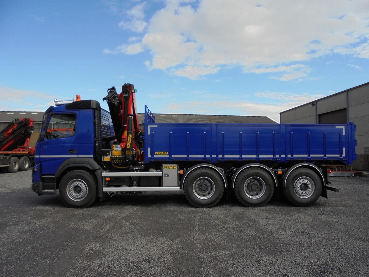 Benne basculante bleue + grue Palfinger