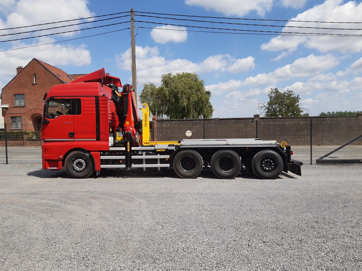 Porte-conteneur Palift PHT 20 et grue PK24001 K sur MAN rouge